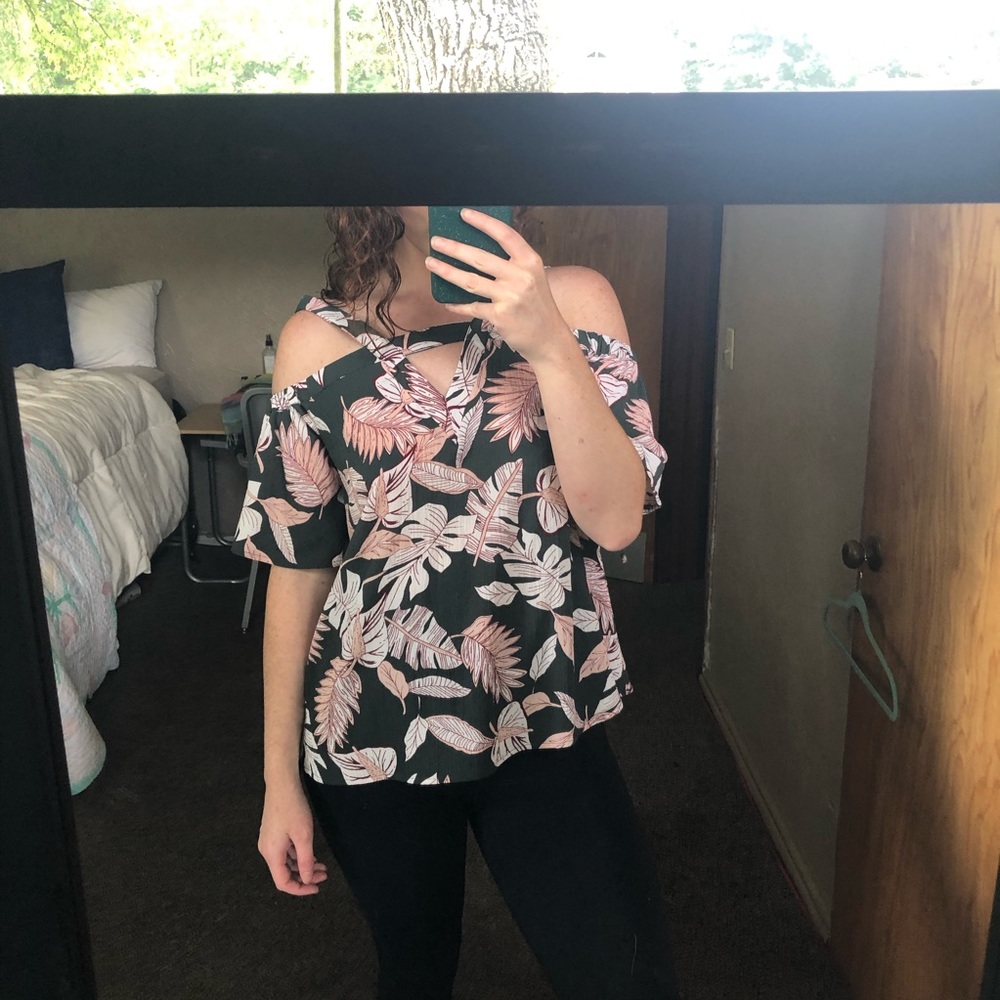 🌸Off the shoulder floral top with straps 🌸